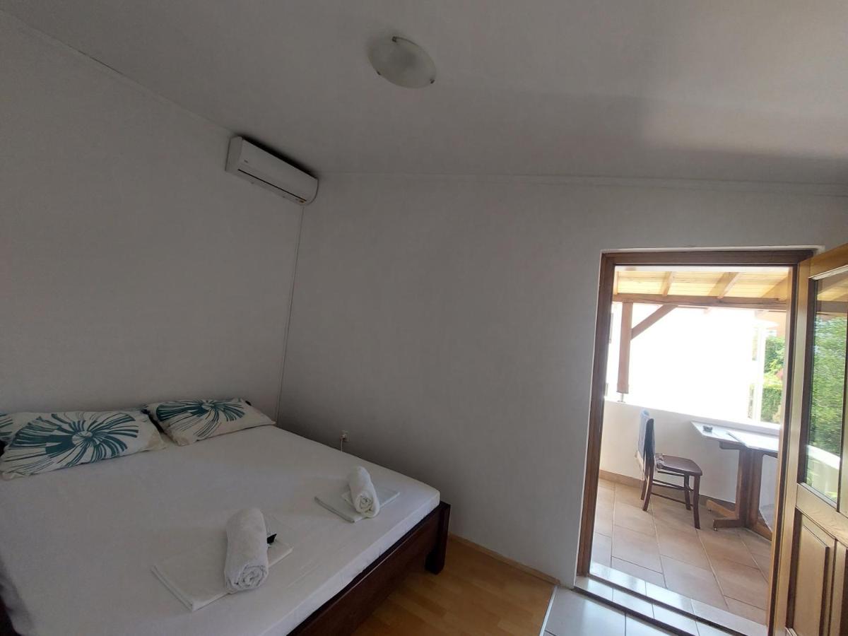 פג Studio Apartment Iva - 50 M From The Sea-Balcony מראה חיצוני תמונה